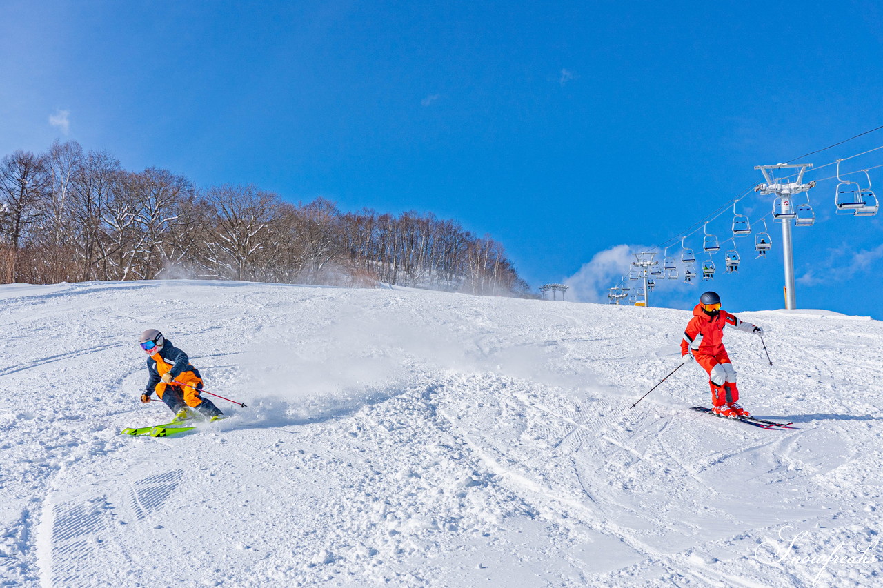 朝里川温泉スキー場　祝・積雪200cm到達。ふわふわのパウダースノーが降り積もったゲレンデを舞台に、女性スキーヤーチーム『TeamKP』成澤栞さんと秋山穂香さんが美しい滑りを披露！